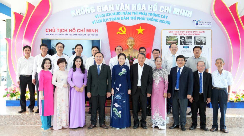 Tuổi trẻ Trường Đại học Thủ Dầu Một tích cực tìm hiểu cuộc đời và sự nghiệp của Hồ Chí Minh tại Không gian văn hoá Hồ Chí Minh